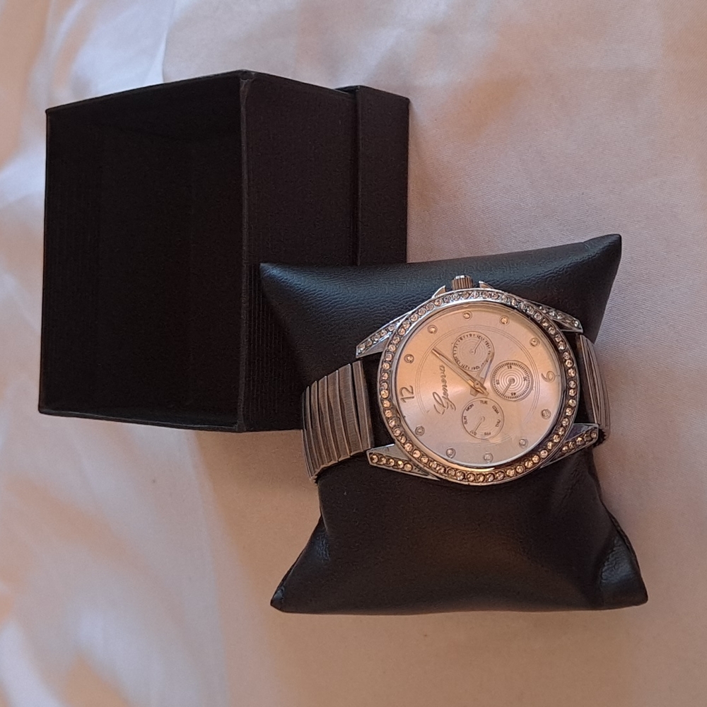 Watch - Women / Men Quartz Movement Stainless Steel - NWT